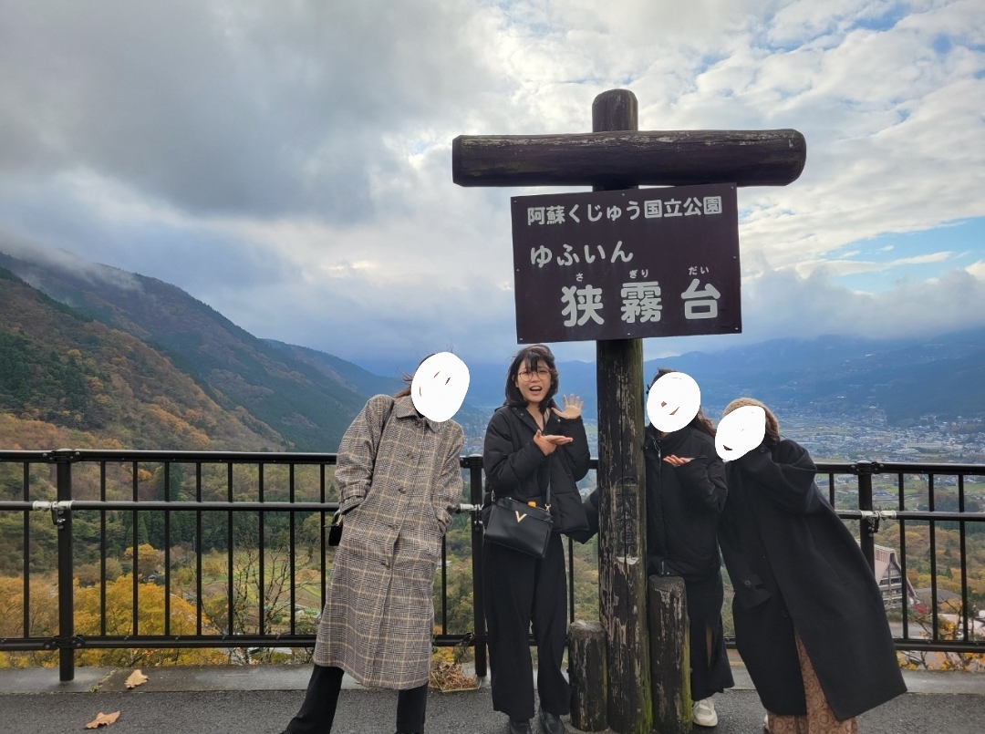 湯布院の山で暴風をあびる私