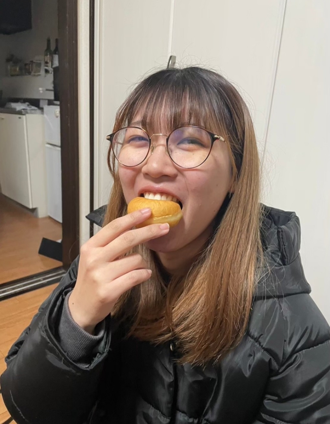 パンを全く頬張りきれていない私